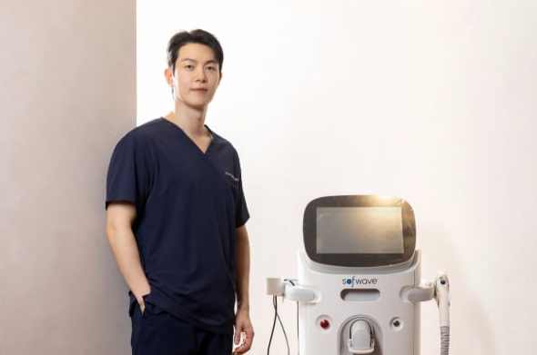 ソフウェーブ機器の横に立つジ・アザー皮膚科 イ・スンジュ院長