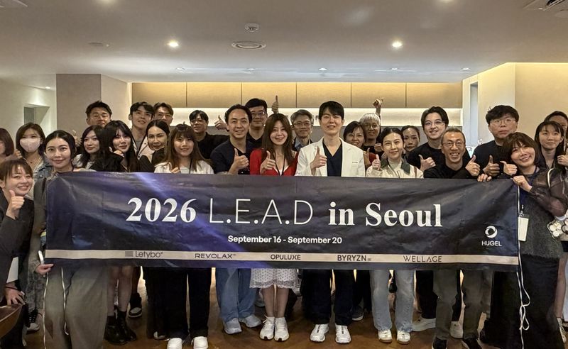 흰 가운을 입은 이승주 원장이 대만 의료진 등 참가자들과 「2026 L.E.A.D. in Seoul」 현수막을 들고 단체 사진을 찍고 있다